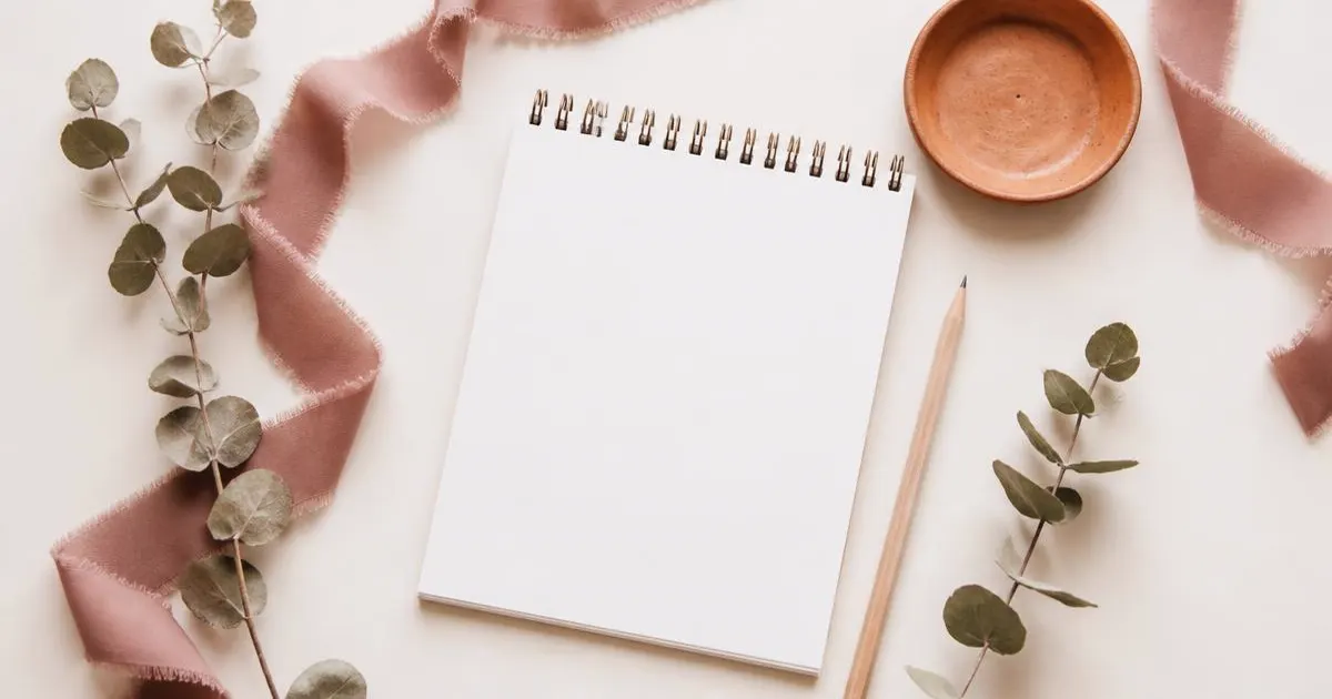 Svatební checklist – prázdný blok s tužkou a eukalyptem
